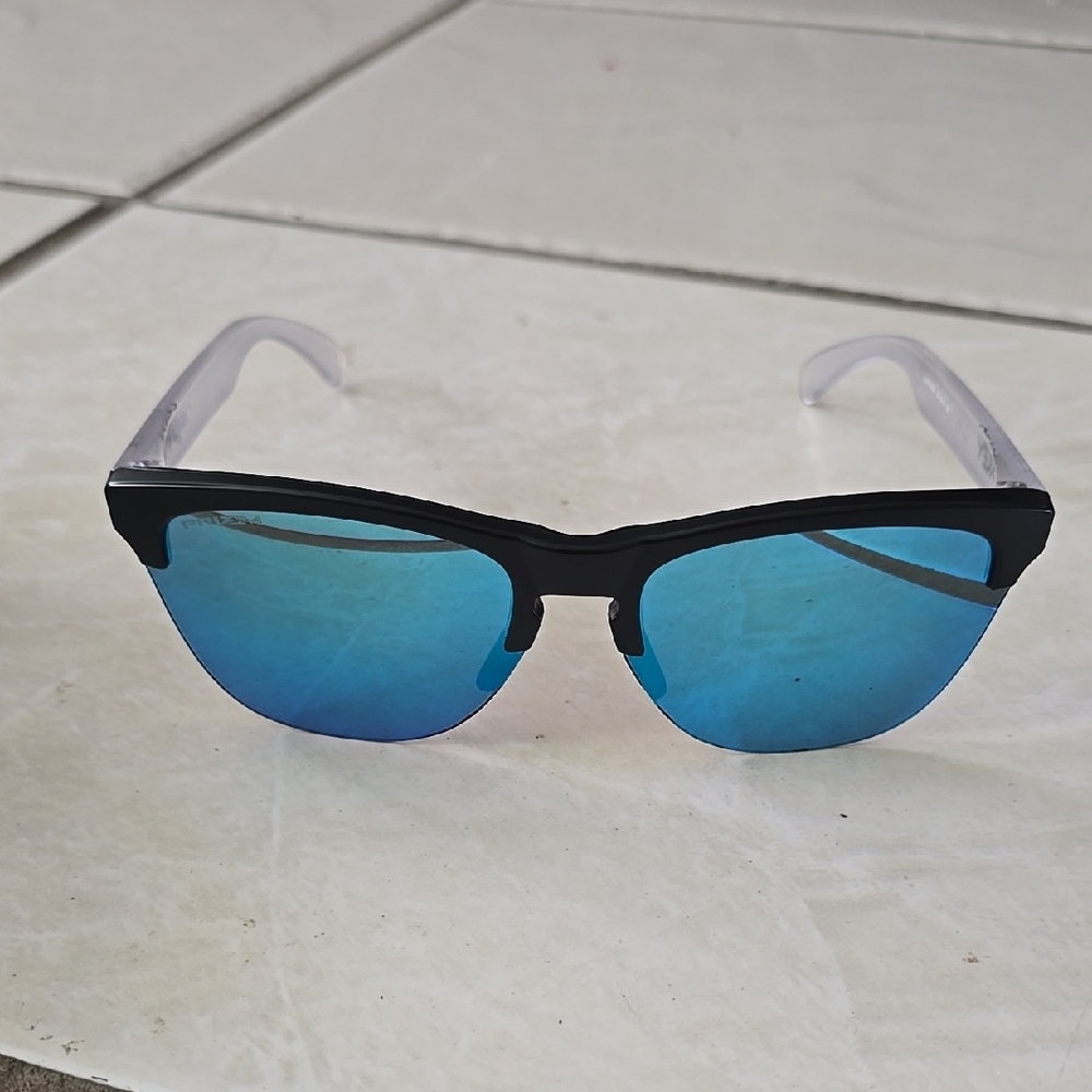 Oakley Frogskin Lite